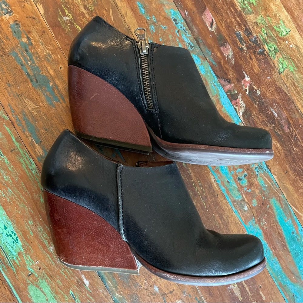 Kork-Ease size 7M black leather booties